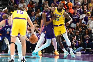 她从众多优 她从众多优