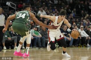 举足轻重的 举足轻重的